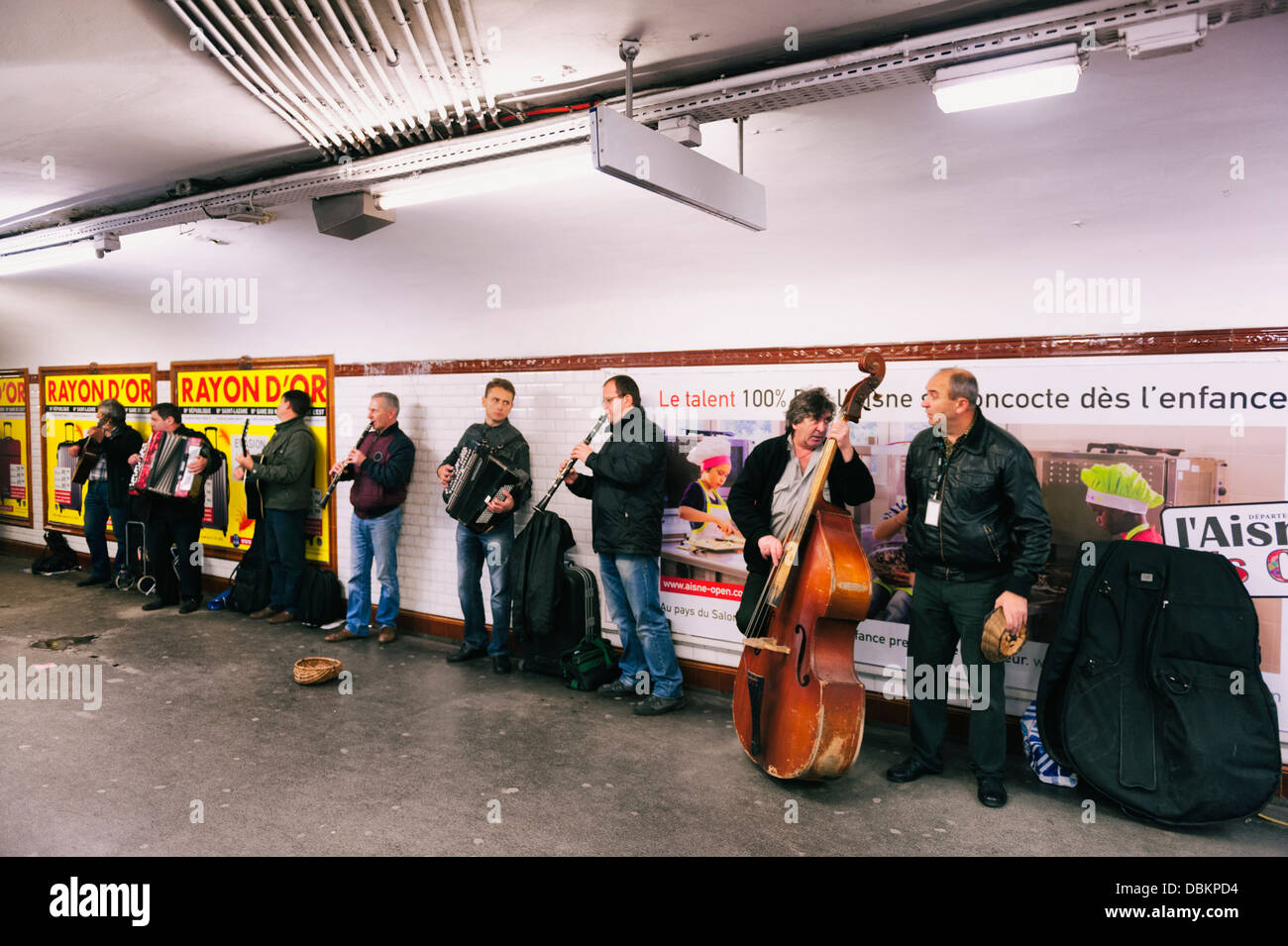 Les Musiciens de Lviv / Le Cabaret Slave - busking traditional Ukrainian, Balkan and Klezmer songs in the Paris Metro Stock Photo