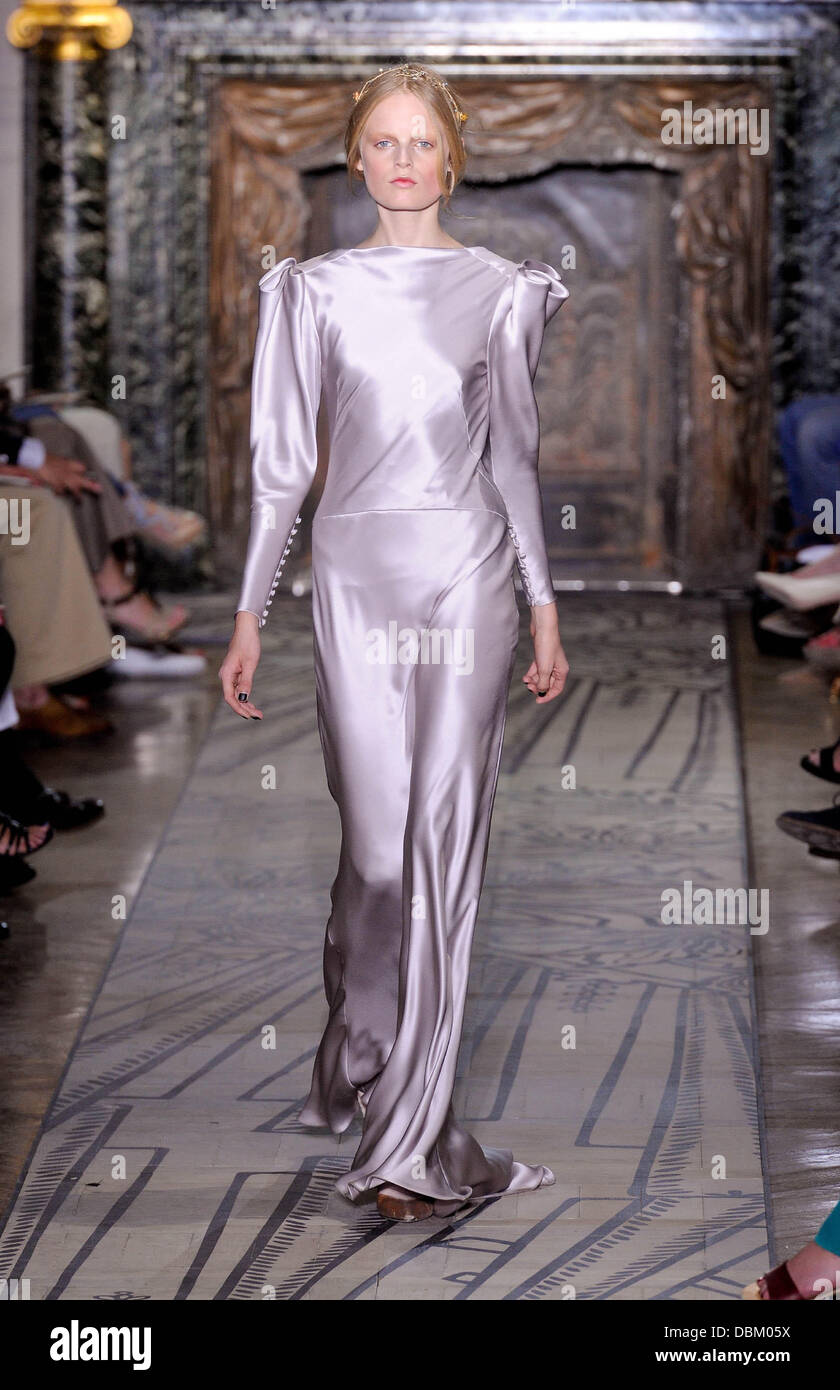 Model Paris Fashion Week - Haute Couture - Valentino - Catwalk Paris,  France - 06.07.11 Stock Photo - Alamy