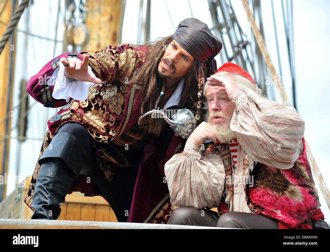Ben Richards as Captain Hook and Les Dennis as Pirate Smee The cast Stock  Photo - Alamy