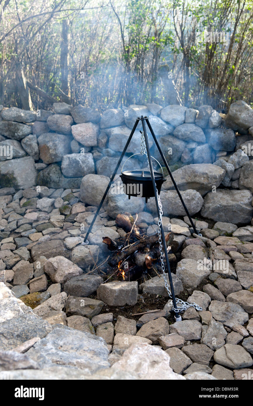https://c8.alamy.com/comp/DBM93R/outdoor-firepit-with-tripod-and-dutch-oven-cooking-pot-DBM93R.jpg