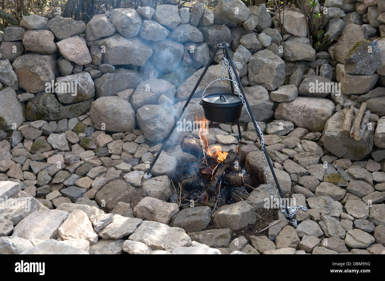 https://c8.alamy.com/comp/DBM95G/outdoor-firepit-with-tripod-and-dutch-oven-cooking-pot-DBM95G.jpg