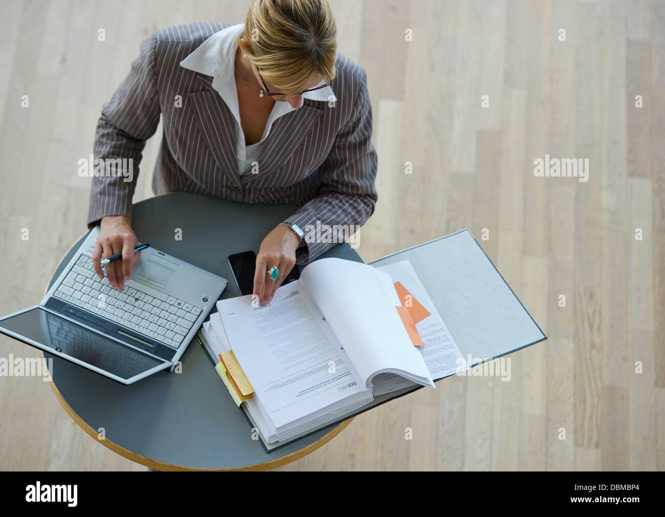 (ILLUSTRATION) An illustration shows a business woman with a folder and laptop in Frankfurt Oder, Germany, 31 July 2013. Photo: PATRICK PLEUL Stock Photo