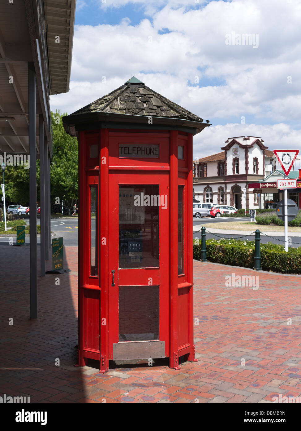 dh  CAMBRIDGE NEW ZEALAND Town old red telephone box phone kiosk Stock Photo
