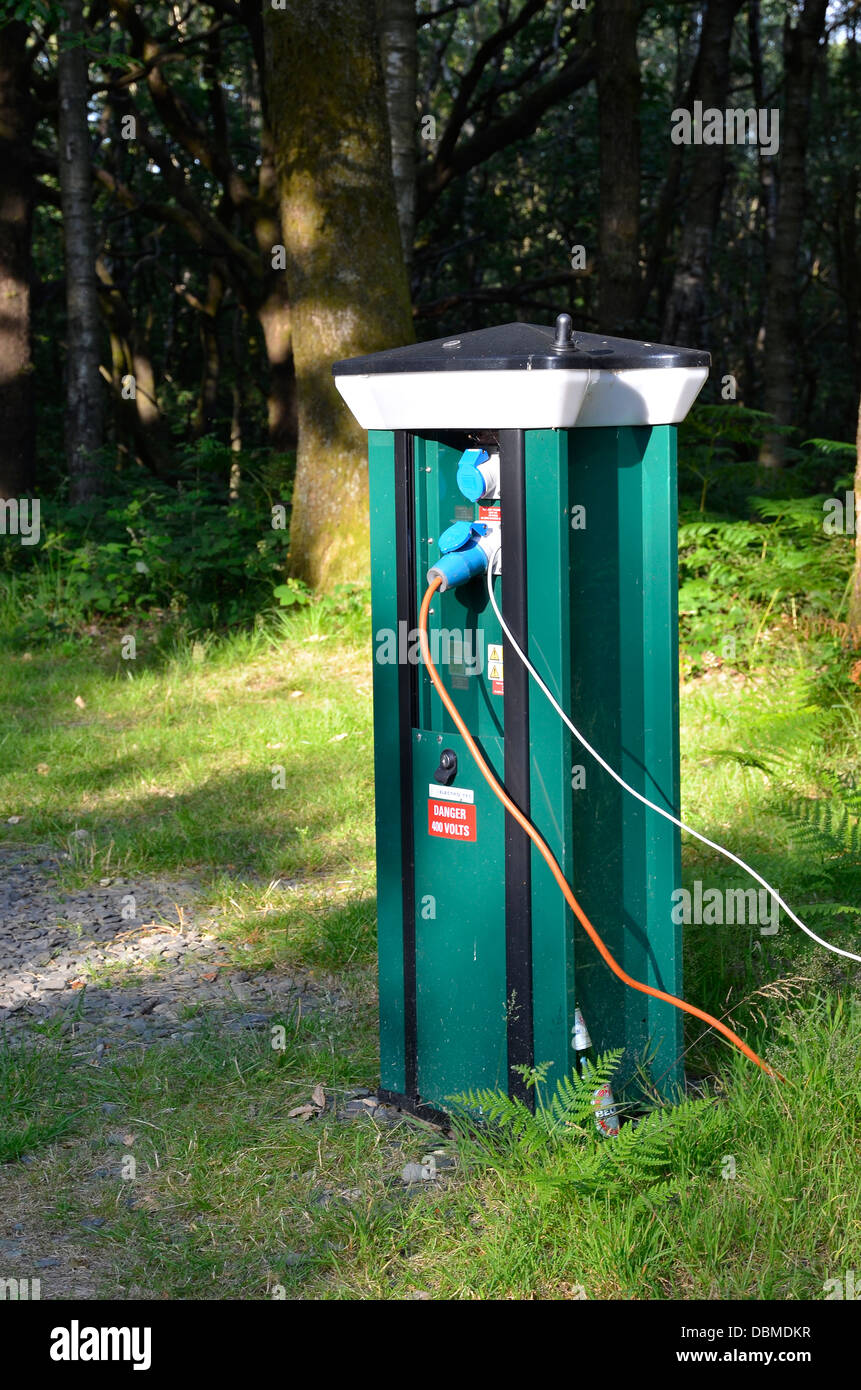 Wohnwagen-Anschluss mit Netzstrom Kabel van Steckdose neben Freizeit  Batterie, England, UK Stockfotografie - Alamy