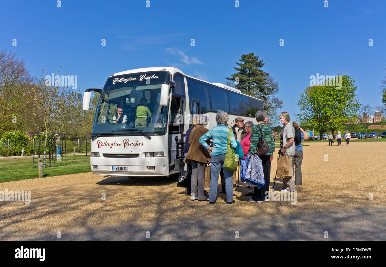 Coach trip and seniors hi-res stock photography and images - Alamy