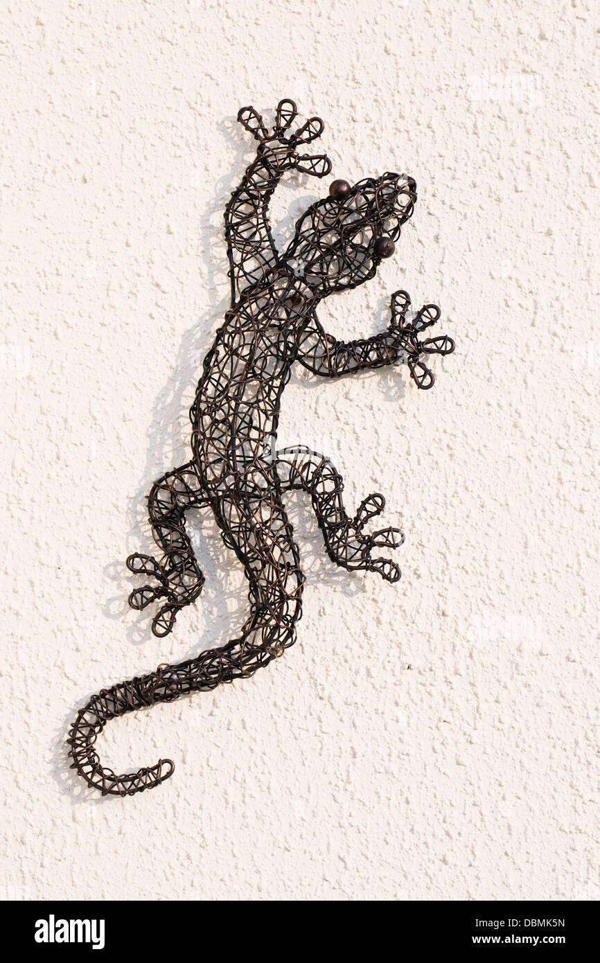 Wire lizard sculpture on a white textured wall Stock Photo - Alamy
