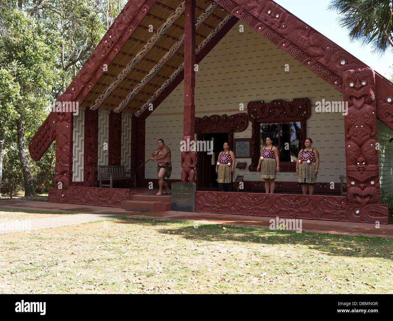 dh Waitangi Treaty Grounds BAY OF ISLANDS NEW ZEALAND NZ Traditional Maoris greeting Whare Runanga Maori meeting house carvings culture people Stock Photo