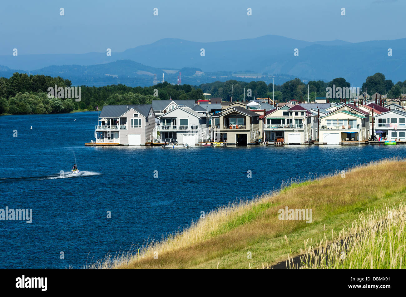 Floating house and houseboat hires stock photography and images Alamy