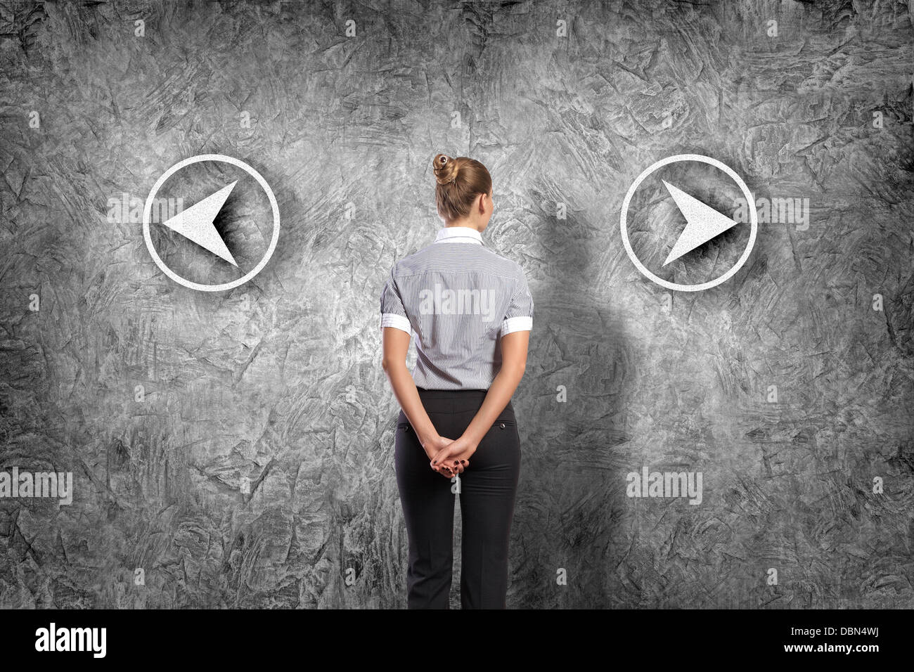 Человек выбирает. Таблетки на ладони. Выбору предлагается два. Выбору предлагается два. Выбор красная или синяя таблетка.