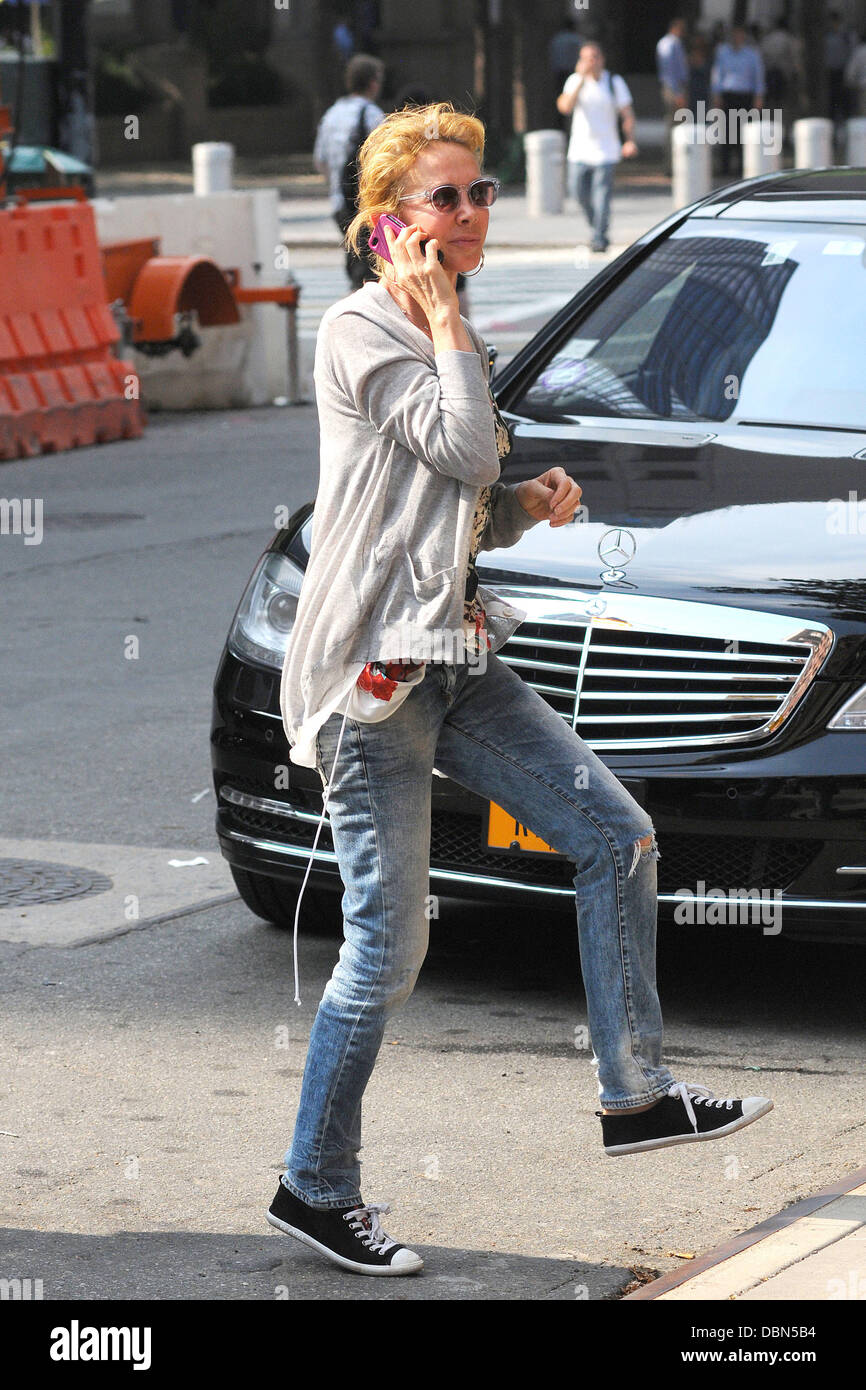Trudie Styler out and about talking on her pink cellphone and wearing  skinny jeans, converse. New York City, USA - 21.07.11 Stock Photo - Alamy