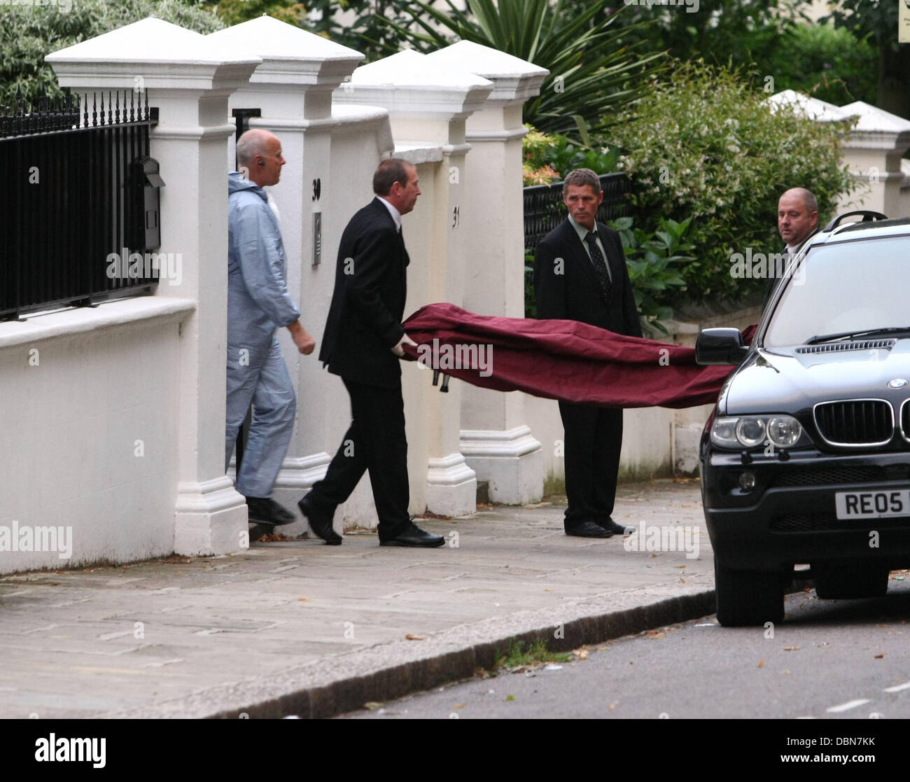 The body of Amy Winehouse is carried in a body bag from her house following  her death London, England - 23.07.11 Stock Photo - Alamy