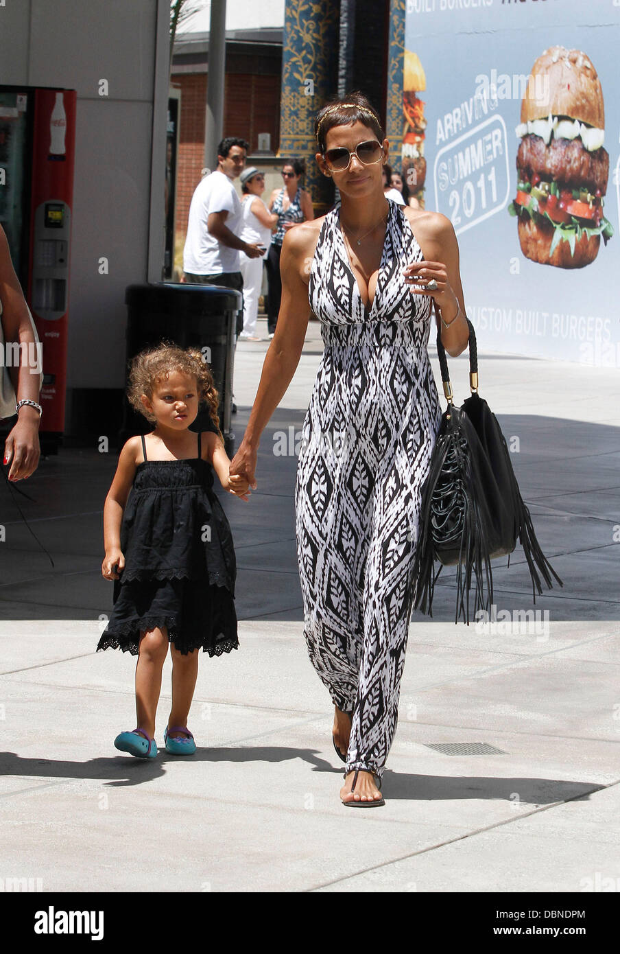 Halle Berry With Her Daughter Nahla Ariela Aubry At West Field Mall 