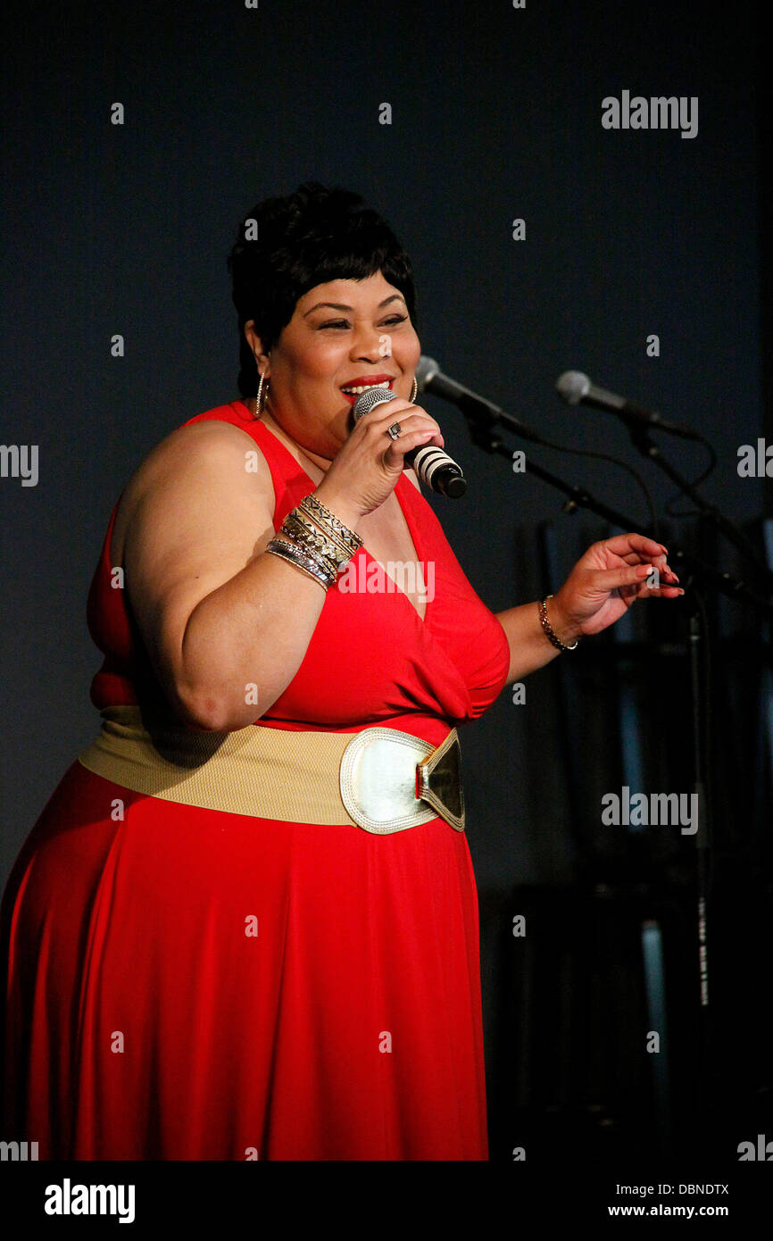 Martha Wash Performing It S Raining Men In Store Appearance Stock Photo Alamy