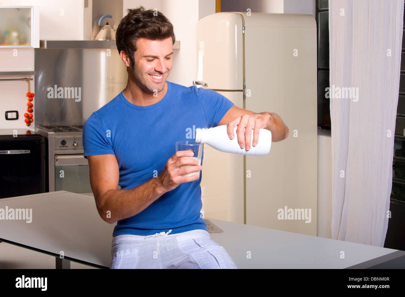 пьет молоко. мужская молочка. мужчина и кефир. человек с молоком. человек пьет молоко.