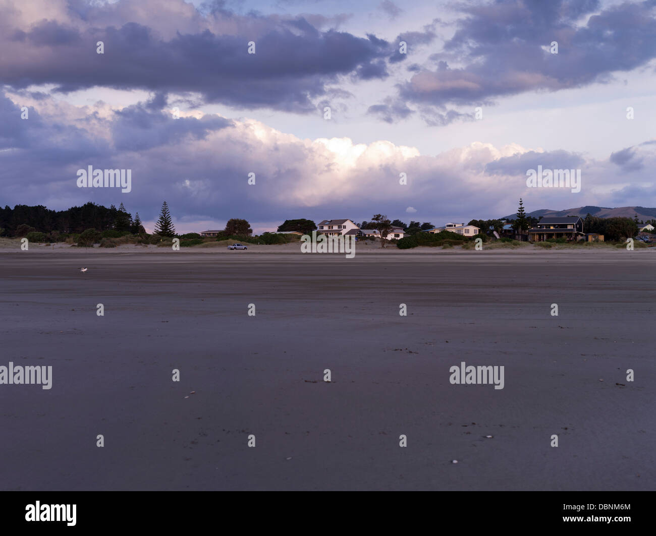 dh Ninety Mile Beach AHIPARA NEW ZEALAND Town seaside holiday houses flat sandy beach Stock Photo