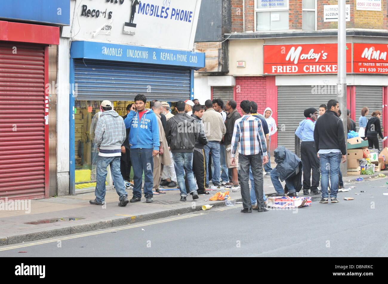 Youths rioting in Peckham, South London, England on August 8, 2011 Riots and looting have broken out all across Greater London following the shooting of Mark Duggan by police in Tottenham, North London on Friday, August 8th London, England - 08.08.11 Stock Photo