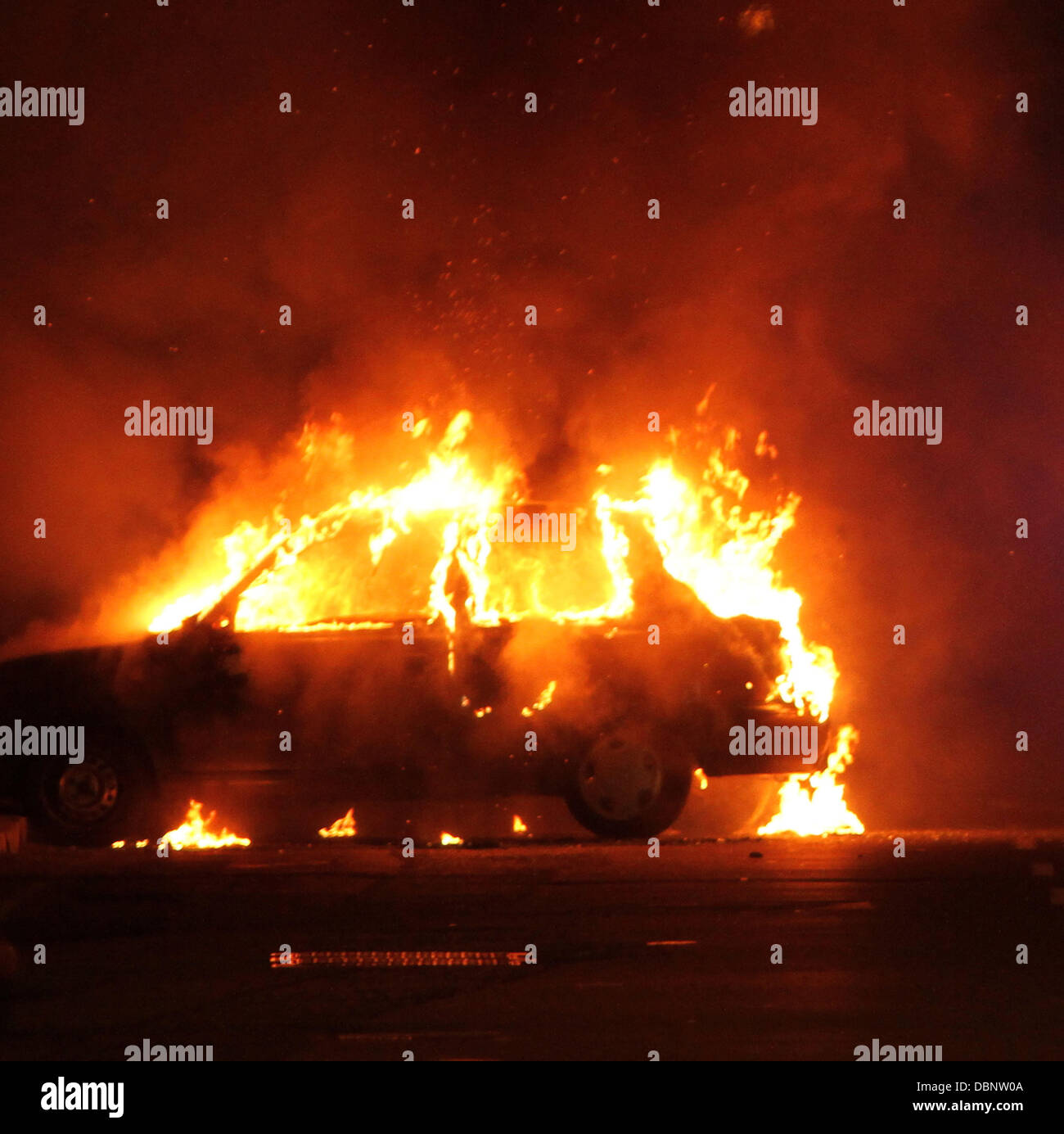 Cars set on fire after rioters go on rampage in Toxteth, Liverpool Police and fire crews were stretched to the limit after a third night of riots and looting across Greater London and parts of the UK following the shooting of Mark Duggan by police in Tott Stock Photo