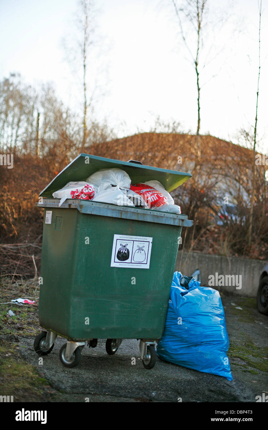 Garbage bin kitchen hi-res stock photography and images - Alamy