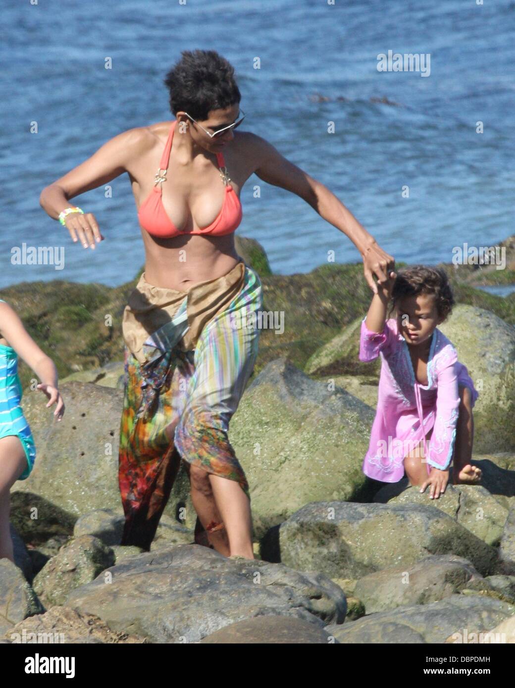 Halle berry bikini hi-res stock photography and images - Alamy