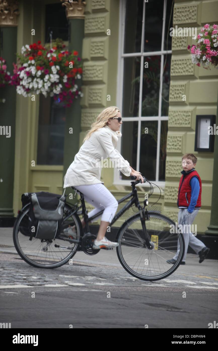 Kate Hudson riding her bike in North London London, England - 18.08.11
