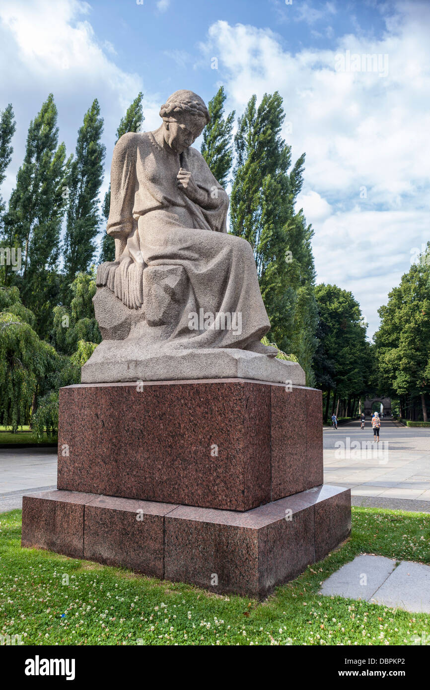 Statue of weeping woman represents motherland mourning loss of 7000 soldiers    Soviet War memorial - Treptow, Berlin Stock Photo