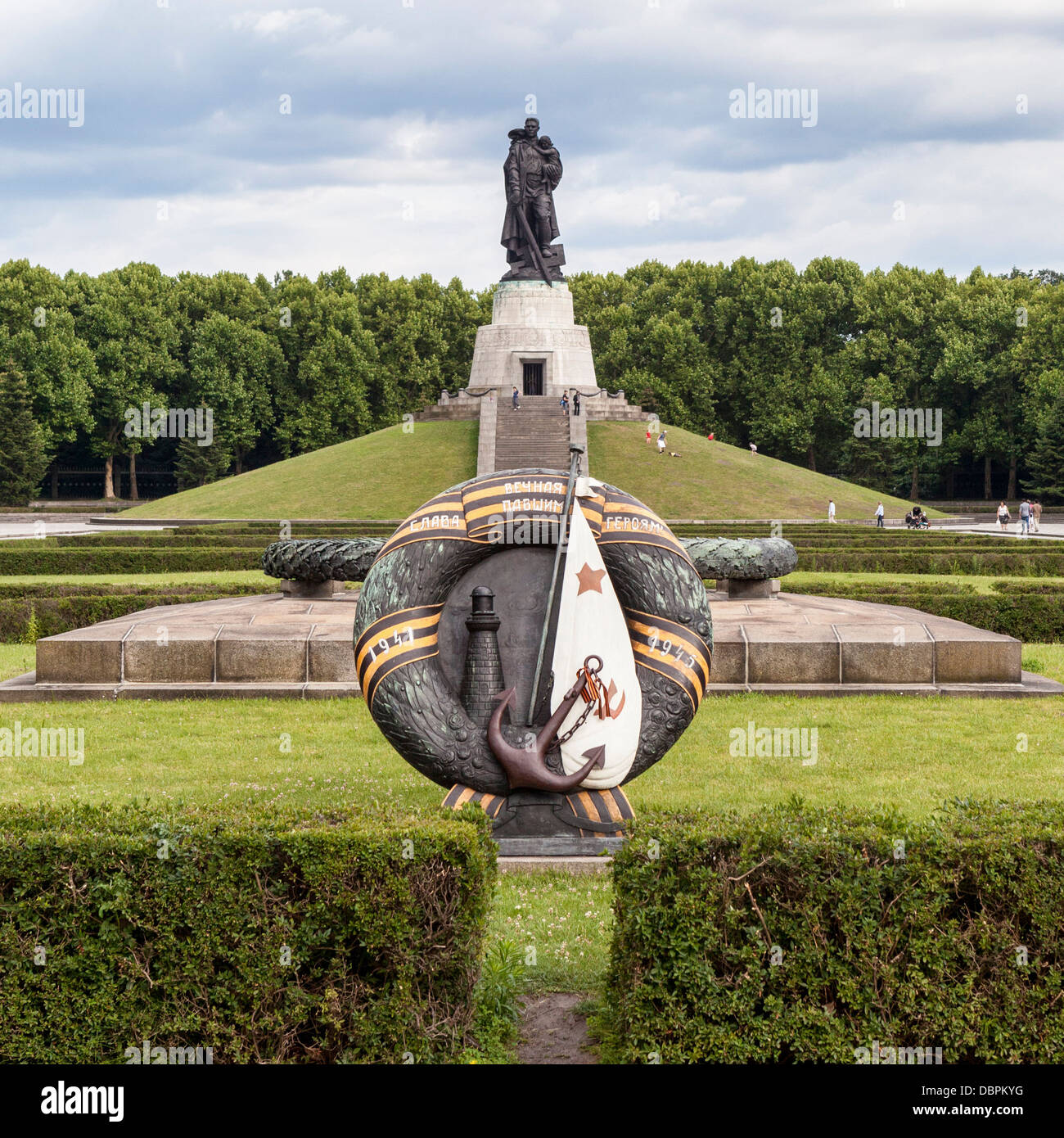 Statue of soldier and decorative wreath at the Soviet War memorial for 7000 soldiers who died in WW2, Treptow, Berlin Stock Photo