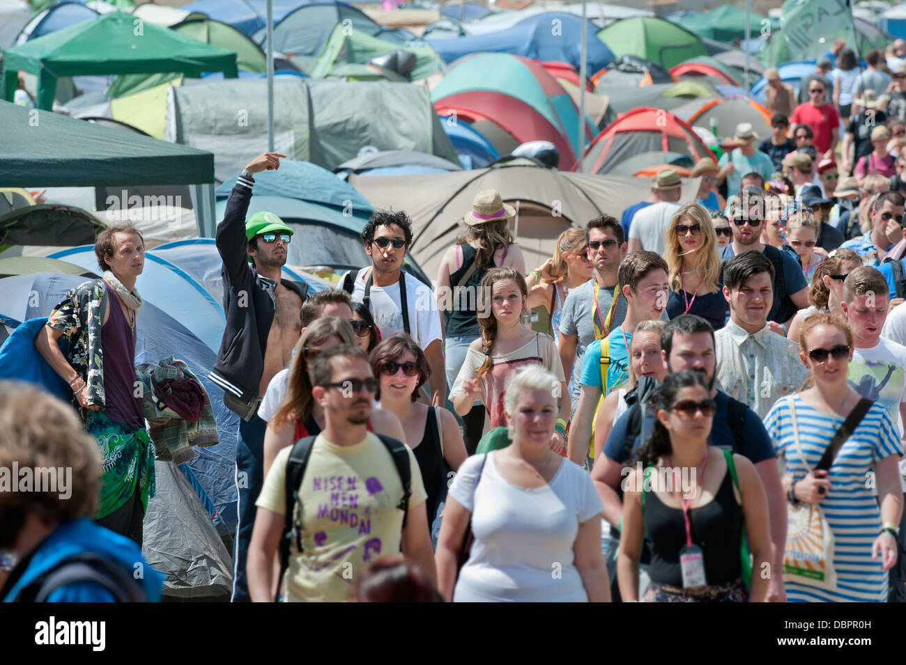 Glastonbury Festival 2013 UK - Campers walk to the main arenas surrounded by tents in the Pennard Hill Ground campsite Stock Photo