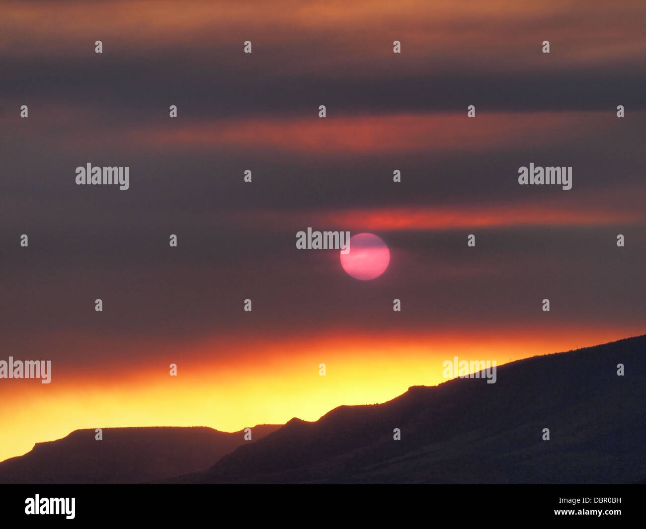 Sunset through smoke from a fire hi-res stock photography and images ...