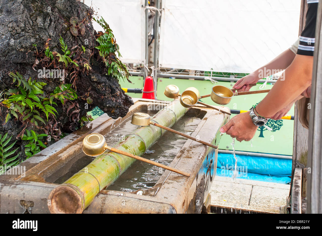 People purified and preening in a Japanese temple Stock Photo - Alamy