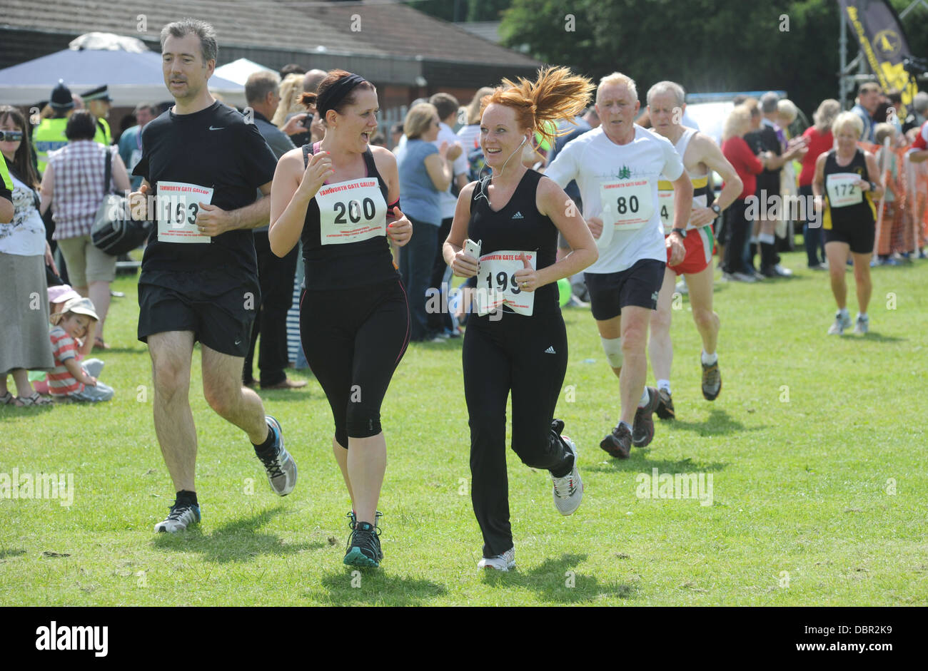 FUN RUNNERS ENJOY A FUN RUN EVENT RE RUNNING RUNNERS FIT FITNESS EXERCISE WEIGHT LOSS DIET DIETING HEALTHY EATING WOMEN UK Stock Photo