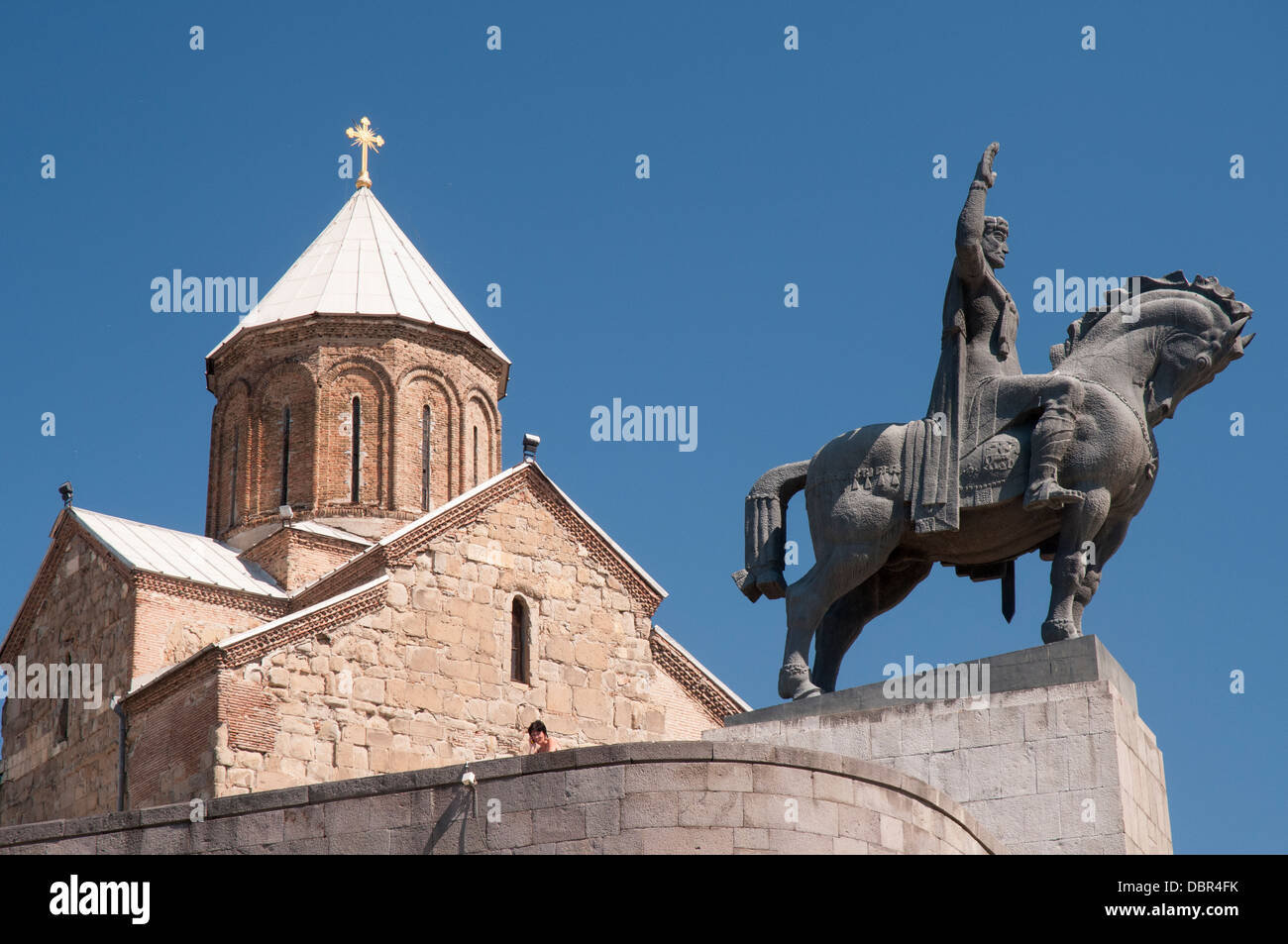 Metekhi Church with equestrian statue of King Vakhtang Gorgasali, standing above the Mtkvari River, Tbilisi Stock Photo