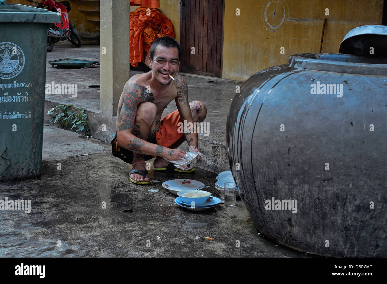 https://c8.alamy.com/comp/DBRGAC/man-washing-dishes-outside-thailand-street-scene-s-e-asia-DBRGAC.jpg