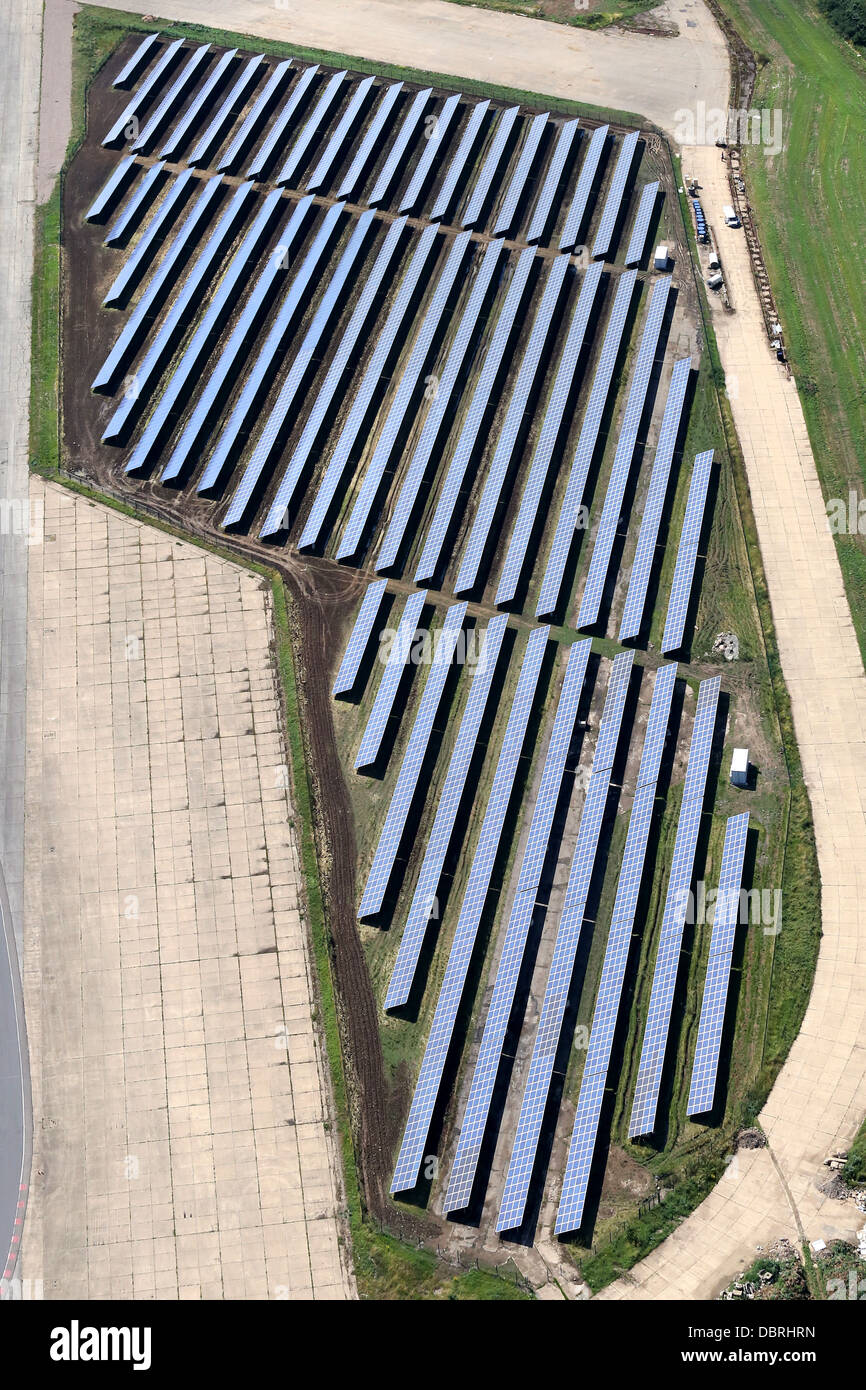 WYMESWOLD AIRFIELD SOLAR FARM WITH MORE THAN 30,000 PANELS, CLAIMED TO BE THE LARGEST IN THE UK. Stock Photo