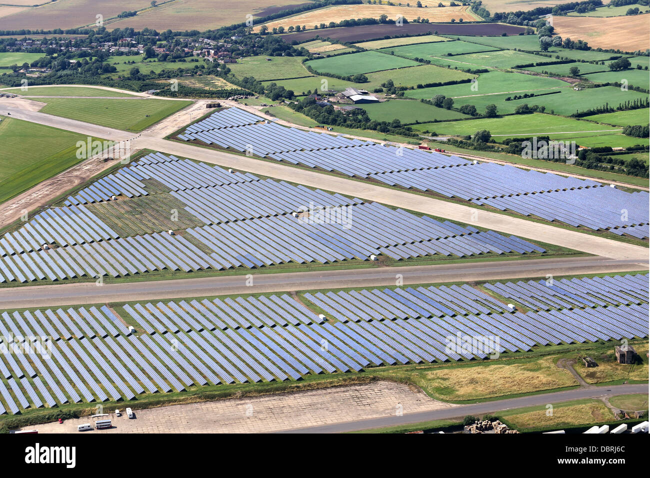 WYMESWOLD AIRFIELD SOLAR FARM WITH MORE THAN 30,000 PANELS, CLAIMED TO BE THE LARGEST IN THE UK. Stock Photo
