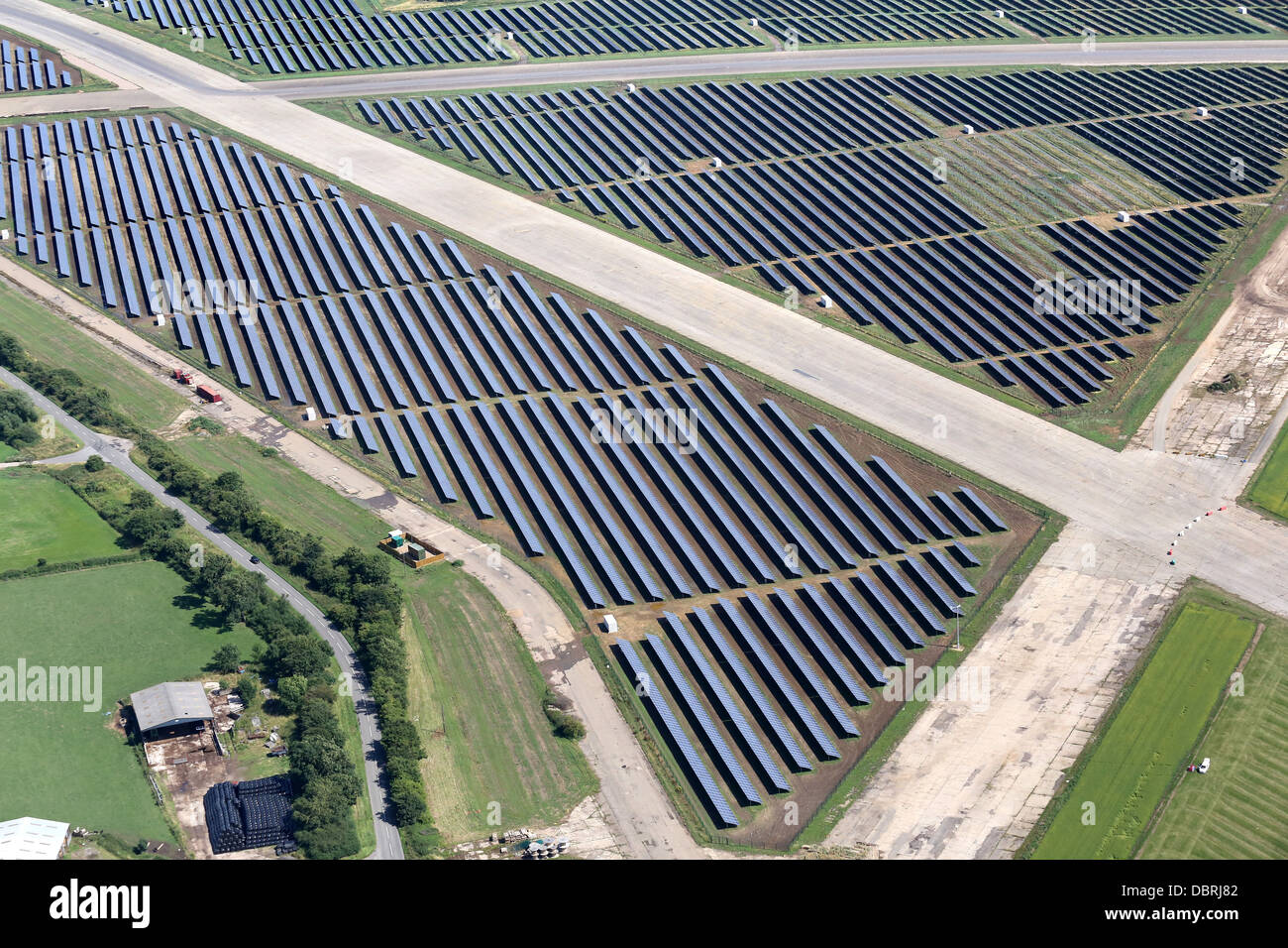 WYMESWOLD AIRFIELD SOLAR FARM WITH MORE THAN 30,000 PANELS, CLAIMED TO BE THE LARGEST IN THE UK. Stock Photo