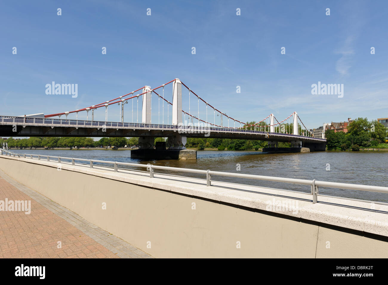 Crest chelsea bridge london hi-res stock photography and images - Alamy