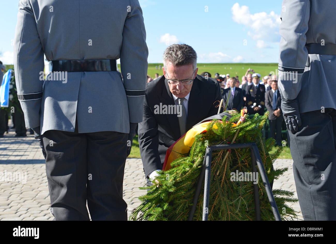 German Defence Minister Thomas de Maiziere (C) lays a wreath during the dedication of the German military cemetery in Dukhovshchina, Smolensk Oblast, Russia, 03 August 2013. The cemetery is the last resting place for 70,000 German soldiers who died in Russia during World War II. Photo: UWE ZUCCHI Stock Photo