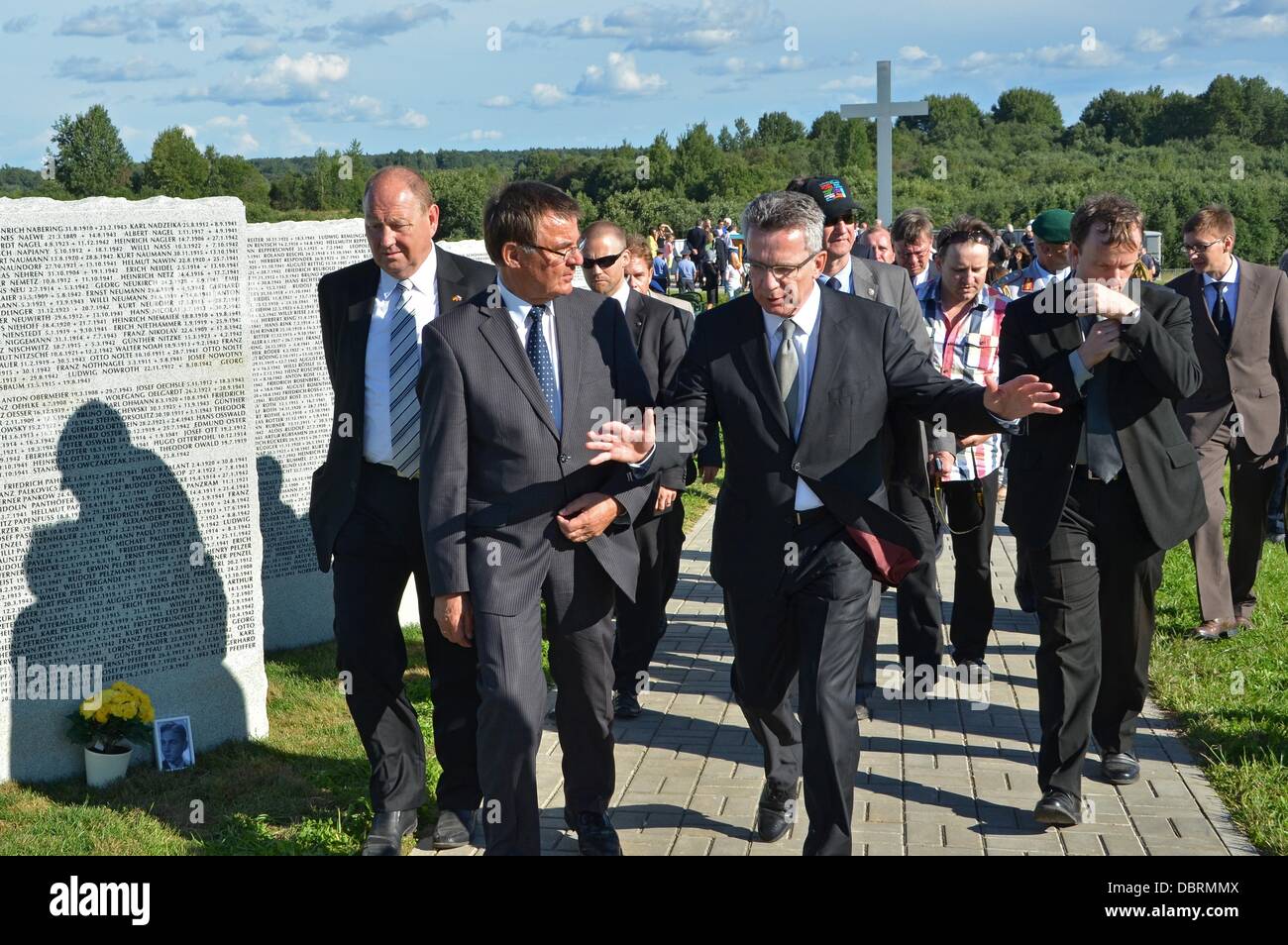 Reinhard Fuehrer (L), President of the German War Graves Commission, and Defence Minister Thomas de Maiziere tour the German military cemetery in Dukhovshchina, Smolensk Oblast, Russia, 03 August 2013. The cemetery is the last resting place for 70,000 German soldiers who died in Russia during World War II. Photo: UWE ZUCCHI Stock Photo
