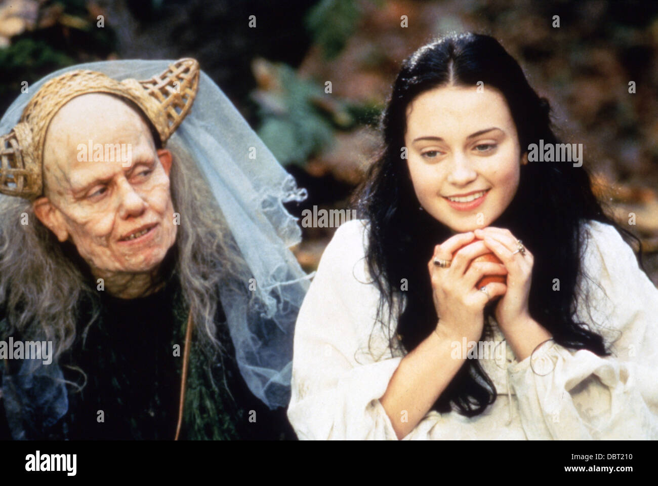 SNOW WHITE: A TALE OF TERROR (1997) GRIMM BROTHERS' SNOW WHITE (ALT) SNOW WHITE IN THE BLACK FOREST (ALT) SIGOURNEY WEAVER Stock Photo