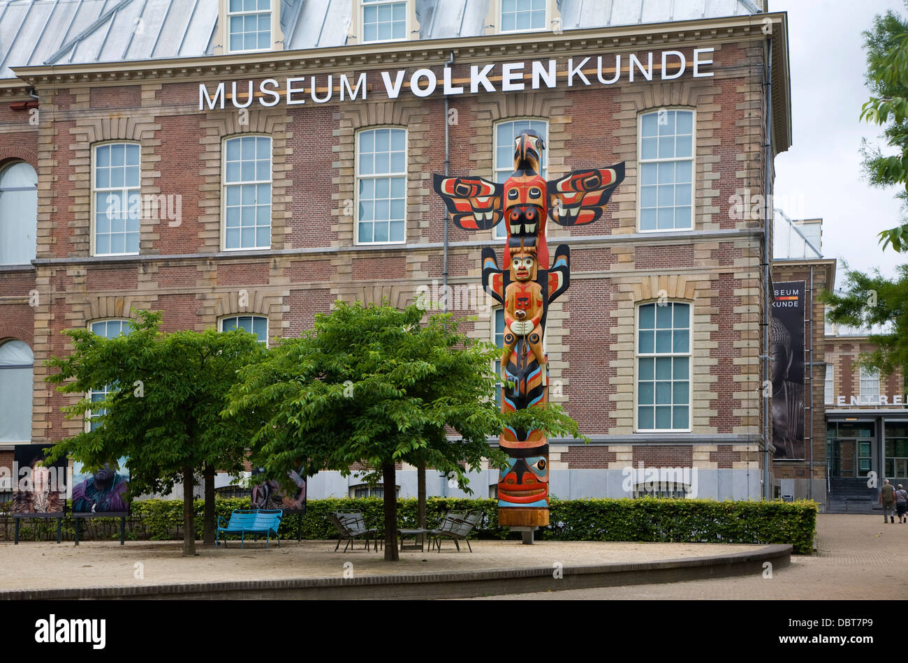 Rande Cook totem pole è stato installato in modo permanente al di fuori del  museo Volkenkunde Leiden nei Paesi Bassi Foto stock - Alamy