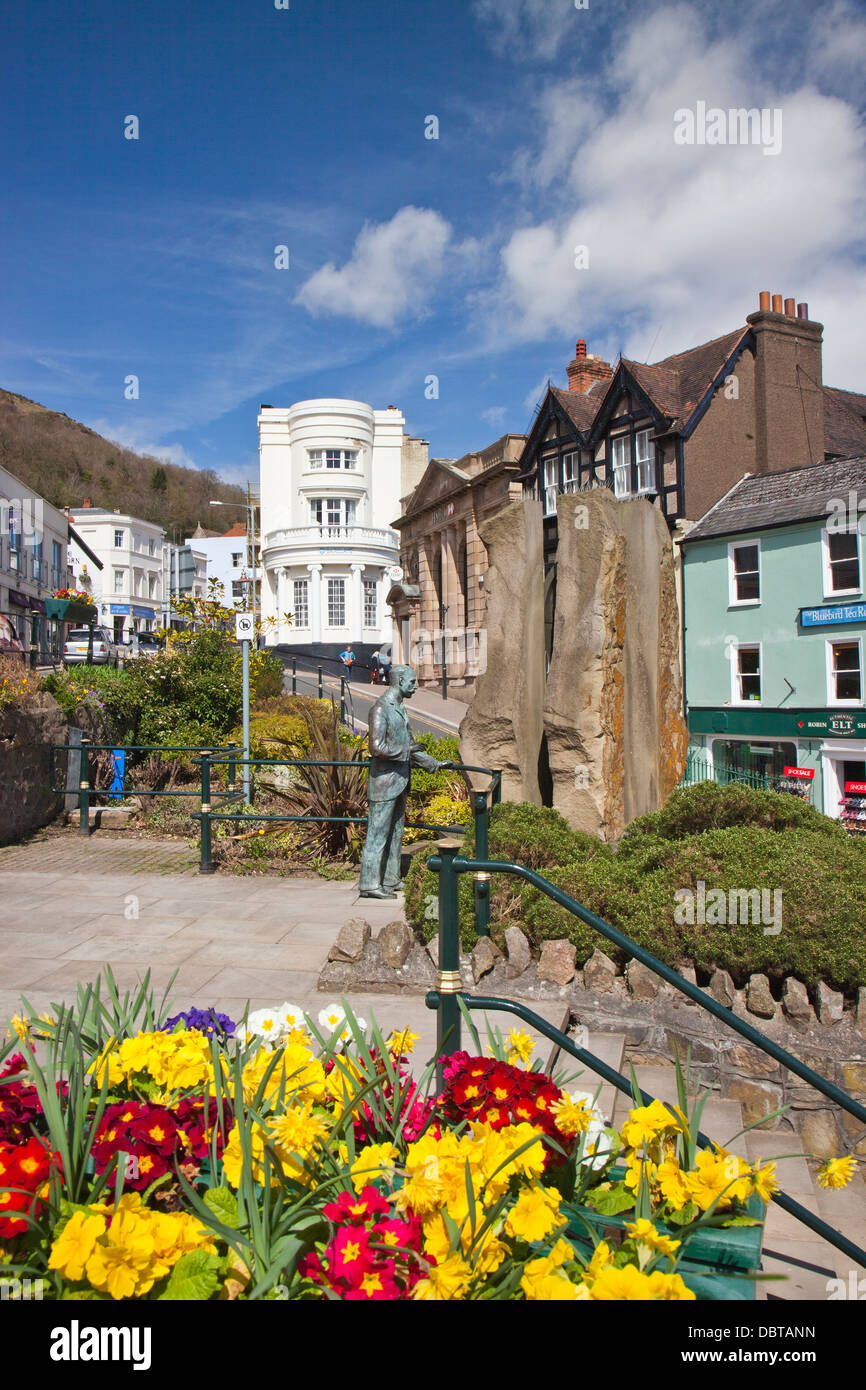 The bronze statue of Sir Edward Elgar and the Enigma fountain in Great