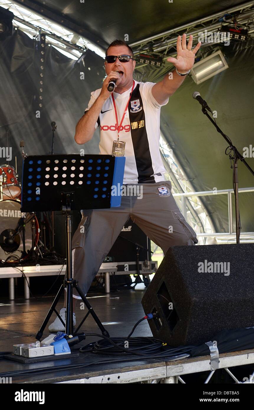Ayr, UK. 4th Aug, 2013.  Jam at the Dam Music festival in aid of 'Cash for Kids'. Guest presenter 'Somerset Boab' singing one of his songs in between acts. Credit:  Maurice Morwood/Alamy Live News Stock Photo