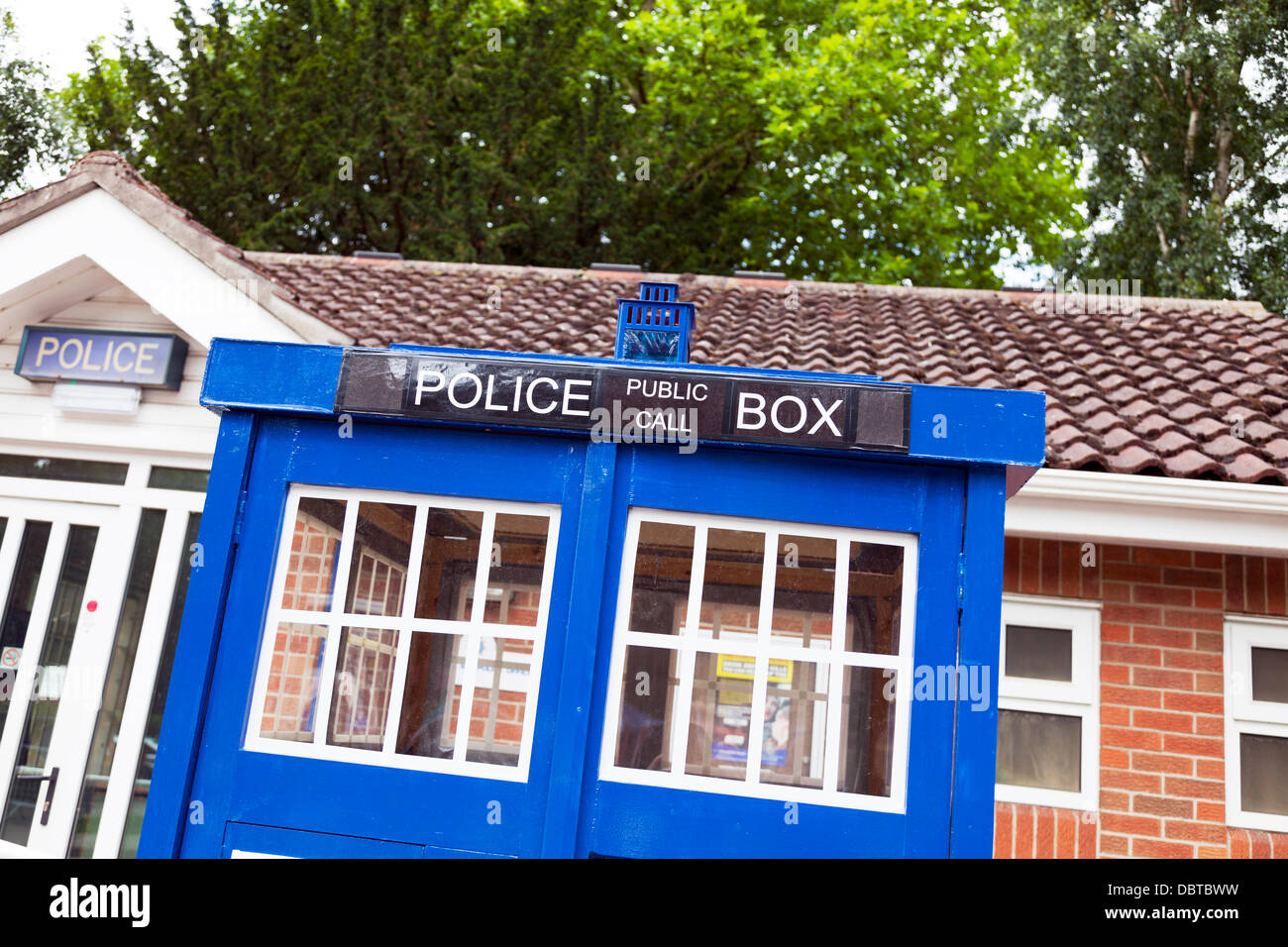Woodhall Spa 1940's police public call box in front of police station  Credit:  Paul Thompson Live News/Alamy Live News Stock Photo