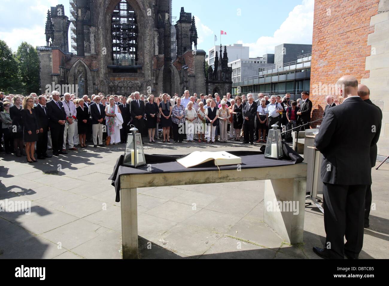 Hamburg, Germany. 04th Aug, 2013. Politicians, clerics and citizens attend the commemoration of the 70th Anniversary of the bombing of Hamburg in Hamburg, Germany, 04 August 2013. More than 35,000 people died in the firestorm. Photo: BODO MARKS/dpa/Alamy Live News Stock Photo