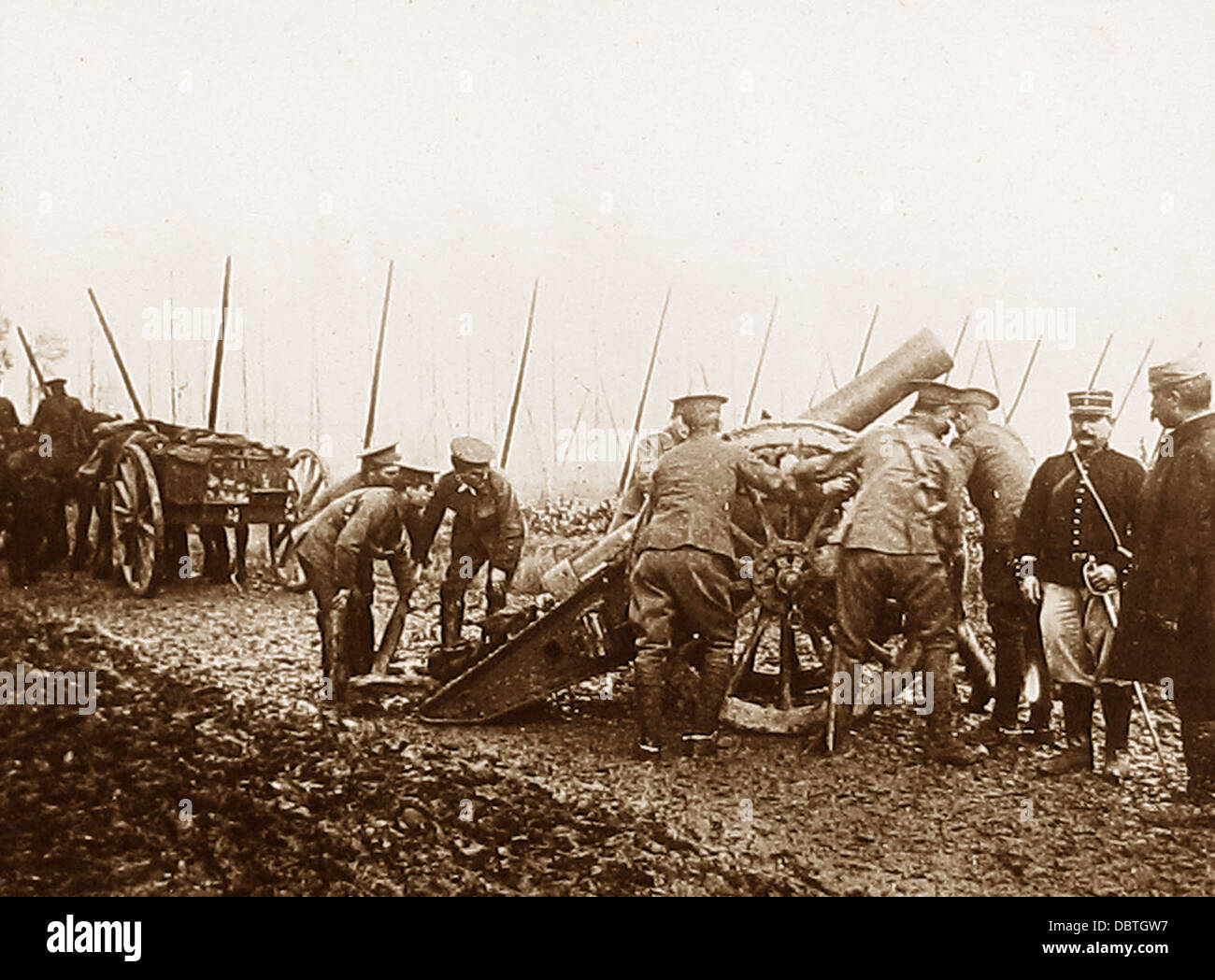 British Gunners placing a line of artillery guns during WW1 Stock Photo