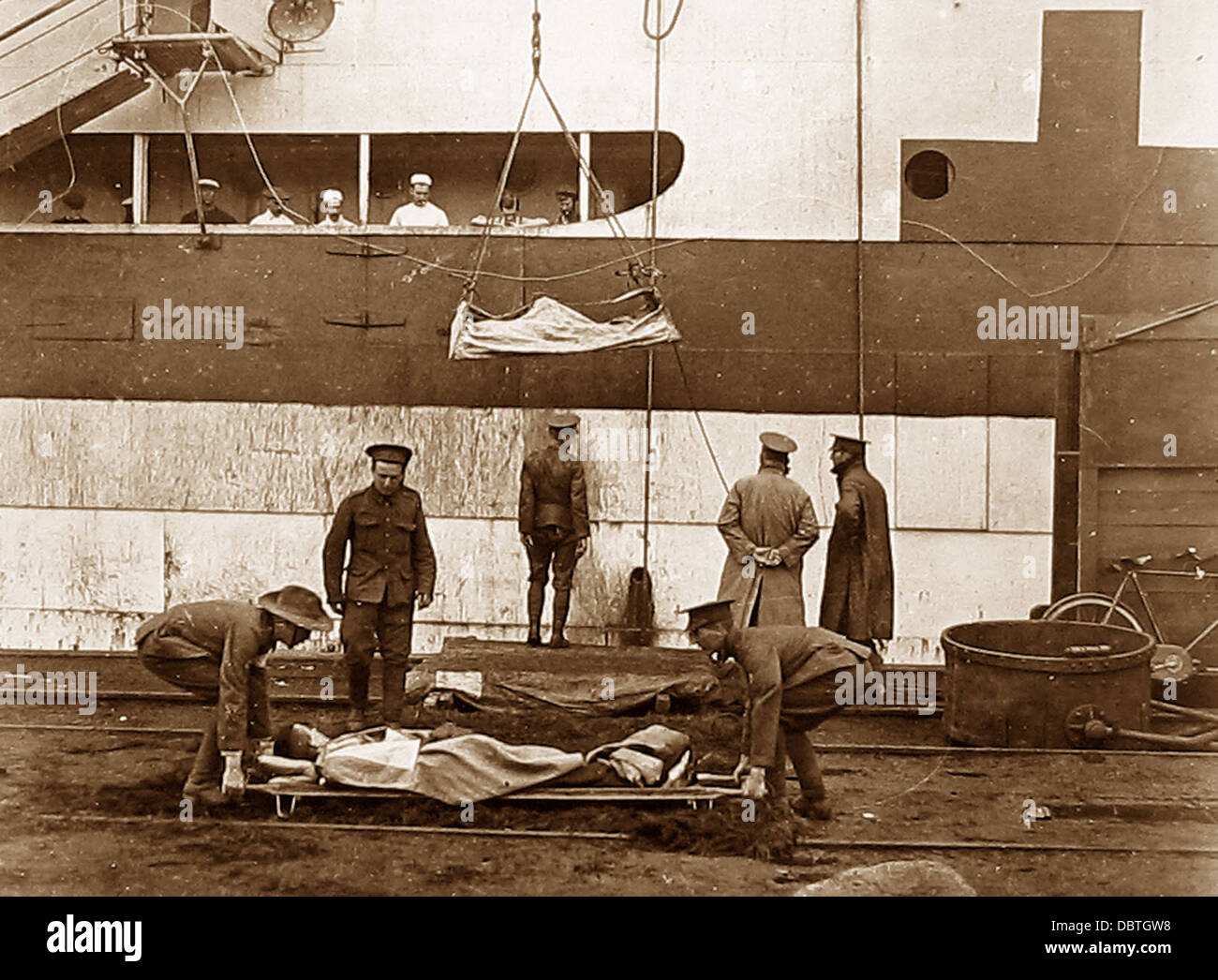 Hoisting wounded soldiers on board ship during WW1 Stock Photo