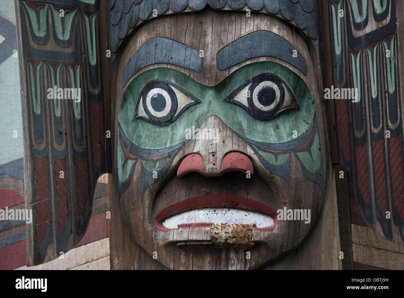 Totem pole carving at the entrance to the Longhouse at Totem Bight ...