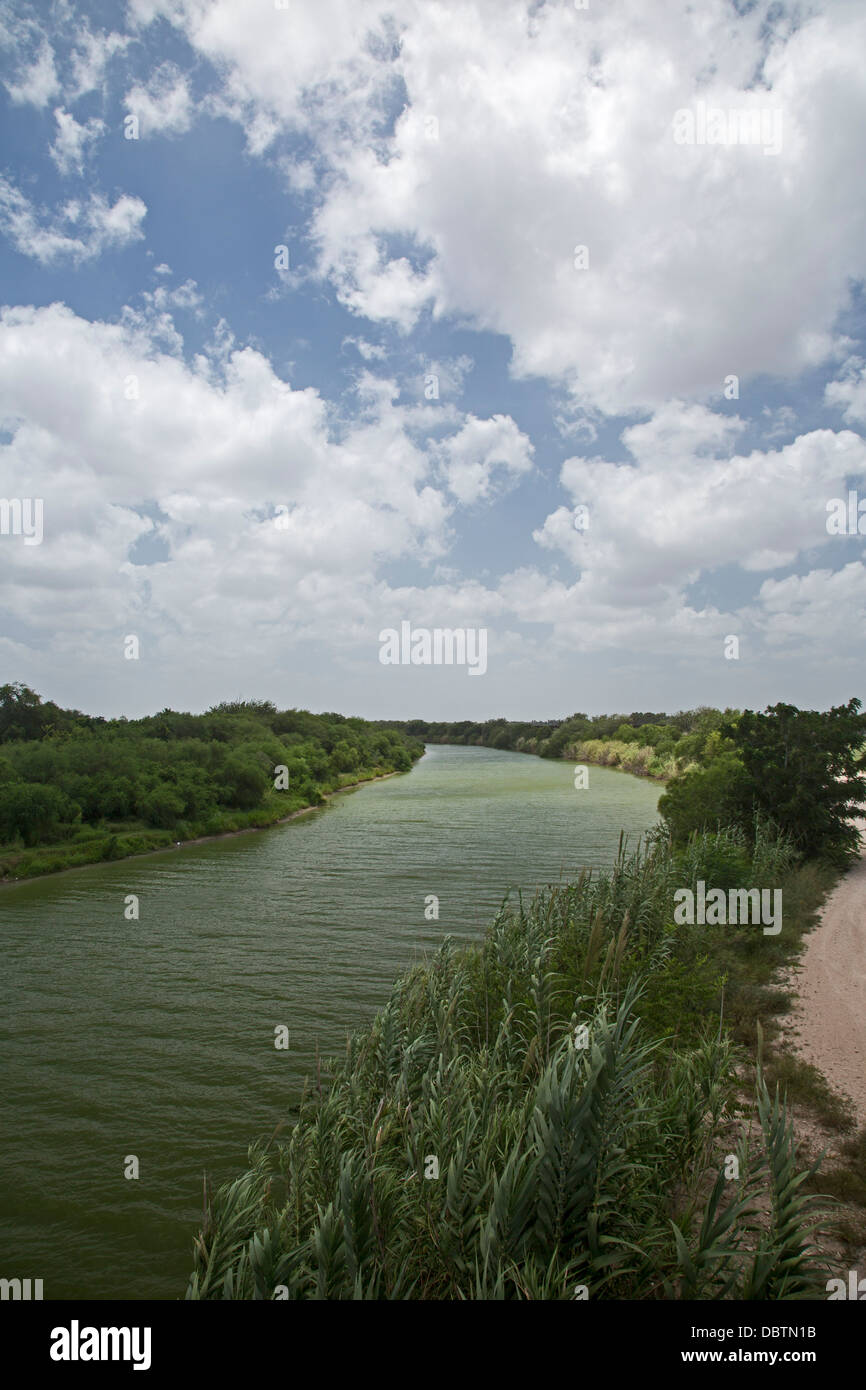Rio Grande River, separating Mexico (left) and USA. Stock Photo
