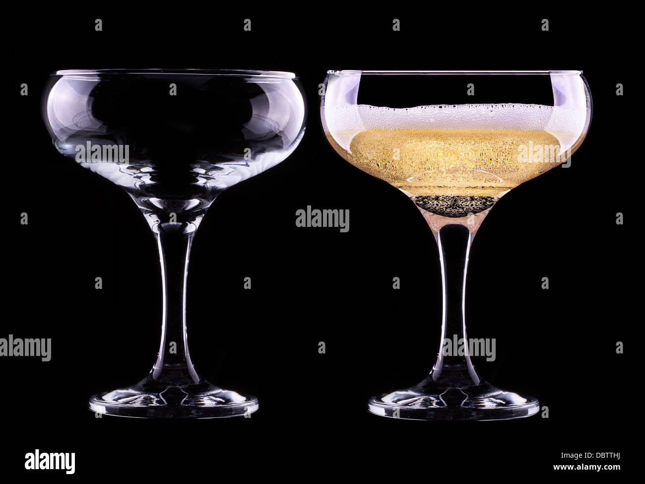 Apero di alcool bottiglia di champagne champagne bevande bicchieri da  alimentare glasswares pour l'argento snack strawberr Foto stock - Alamy