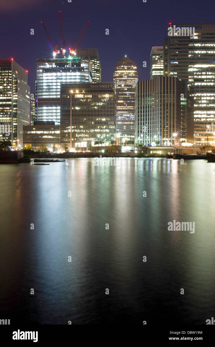 A view canary wharf night hi-res stock photography and images - Alamy